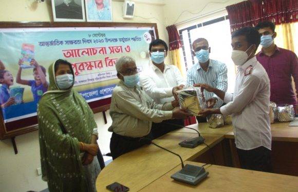 আটোয়ারীতে আন্তর্জাতিক স্বাক্ষরতা দিবস উপলক্ষে আলোচনা সভা ও পুরস্কার বিতরণ