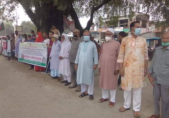 দিনাজপুর ঘোরাঘাটের ইউএনও ও বীরমুক্তিযোদ্ধার ওপর হামলার প্রতিবাদে তেঁতুলিয়ায় মানববন্ধন