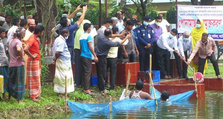 আটোয়ারীতে বিভিন্ন জলাশয়ে মাছের পোনা অবমুক্ত করণ