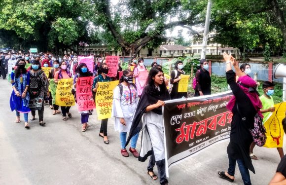 ধর্ষণে জড়িতদের ফাঁসির দাবিতে দ্বিতীয় দিনের মত উত্তাল ঠাকুরগাঁও