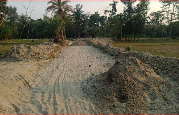 সোনাগাজীর আমিরাবাদে রাস্তা পাকাকরণে ধীরগতি; ক্ষুব্ধ এলাকাবাসী