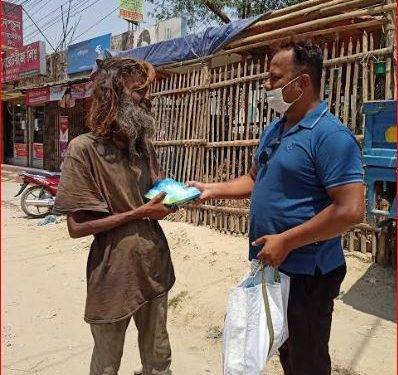 অসহায়দের খাবার পৌঁছে দিচ্ছেন বীরগঞ্জের সোহেল আহমেদ