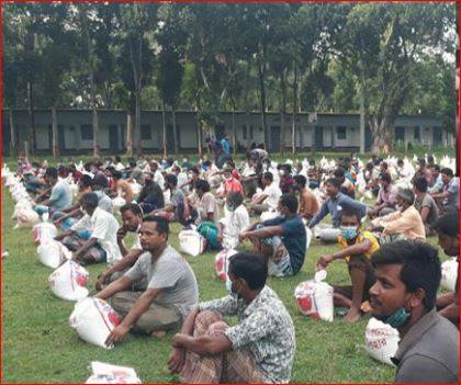 পীরগঞ্জে শ্রমিকদের মাঝে প্রধানমন্ত্রীর ত্রাণ সামগ্রী বিতরণ