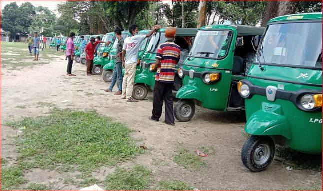 সিএনজি চালকদের গাড়ি চালানো বাঁধা দেওয়ায় নানান দপ্তরে স্মারকলিপি প্রদান করেন