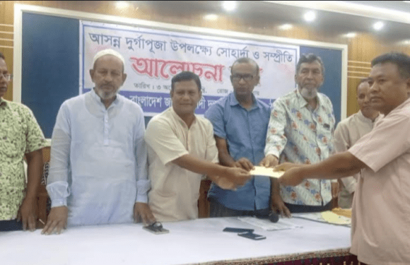 পীরগঞ্জে দুর্গা মন্ডপে বিএনপির অনুদান প্রদান