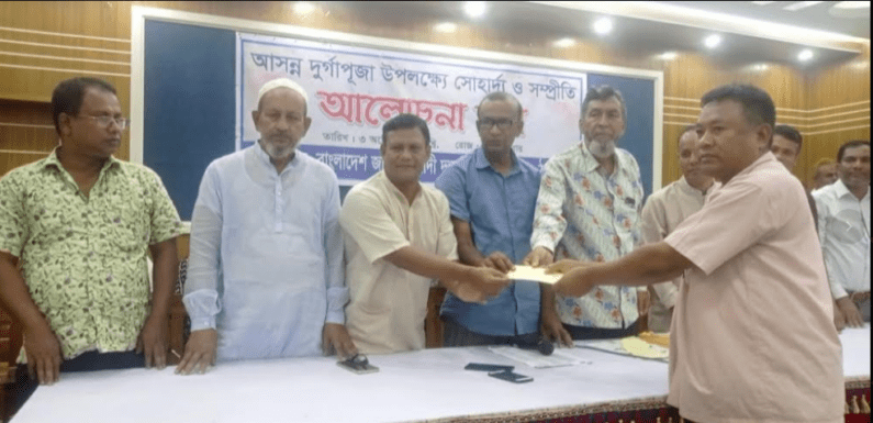 পীরগঞ্জে দুর্গা মন্ডপে বিএনপির অনুদান প্রদান