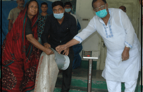 পীরগঞ্জে ভিজিএফ কার্ড প্রাপ্তির মাধ্যমে জনগণকে খাদ্যশস্য বিতরণ করেন মেয়র কশিরুল আলম