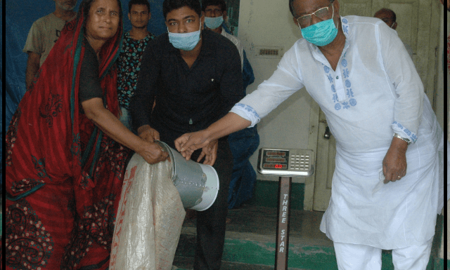 পীরগঞ্জে ভিজিএফ কার্ড প্রাপ্তির মাধ্যমে জনগণকে খাদ্যশস্য বিতরণ করেন মেয়র কশিরুল আলম