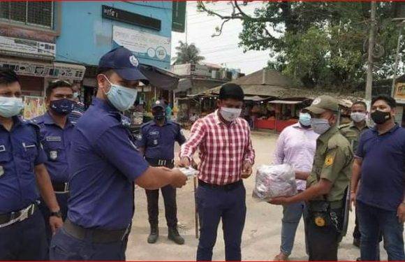 নওগাঁর মহাদেবপুরে প্রশাসনের উদ্যোগে মোবাইল কোর্টে জরিমানা ও মাস্ক বিতরণ