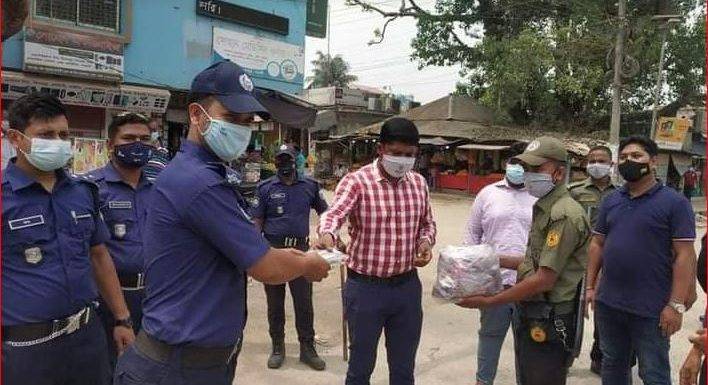 নওগাঁর মহাদেবপুরে প্রশাসনের উদ্যোগে মোবাইল কোর্টে জরিমানা ও মাস্ক বিতরণ