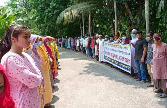 কলেজ ছাত্রদের বিরুদ্ধে অভিযোগের প্রতিবাদে গ্রামবাসীর মানববন্ধন