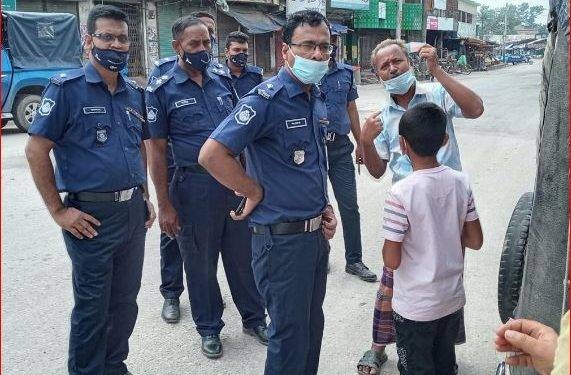 নওগাঁর মহাদেবপুরে লকডাউনে পুলিশের কঠোর অবস্থান