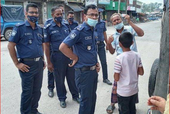 নওগাঁর মহাদেবপুরে লকডাউনে পুলিশের কঠোর অবস্থান