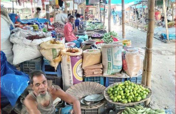 নওগাঁর মহাদেবপুরে লকডাউনে সাপ্তাহিক গরু ছাগলের হাট বন্ধ