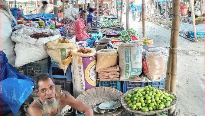 নওগাঁর মহাদেবপুরে লকডাউনে সাপ্তাহিক গরু ছাগলের হাট বন্ধ