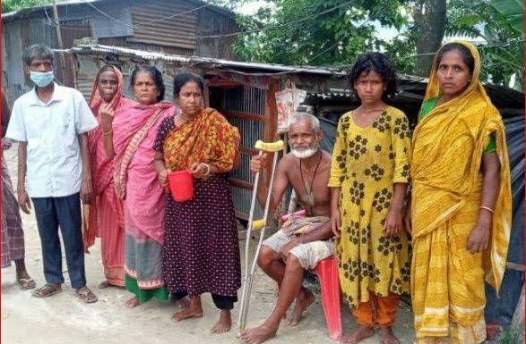 নওগাঁর মহাদেবপুরে লকডাউনের ষষ্ঠ দিনেও বস্তিবাসীরা খাবার পাননি