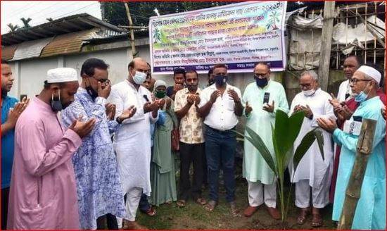 পীরগঞ্জে শহীদের স্মরণে ৭১ টি নারিকেল গাছের চারা রোপণ