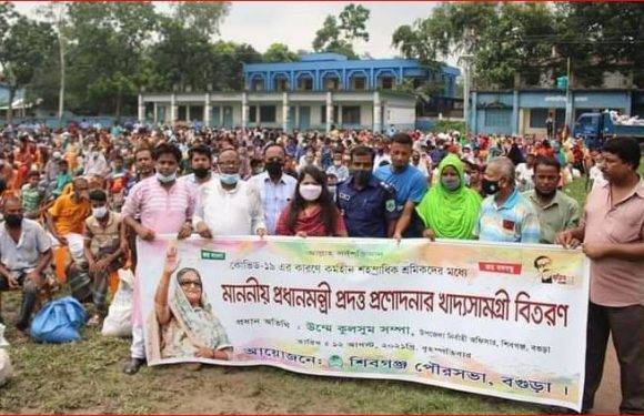 বগুড়ার শিবগঞ্জে কর্মহীন হয়ে পড়া সহস্রাধিক শ্রমিক পরিবার পেলো প্রধানমন্ত্রীর খাদ্য সহায়তা