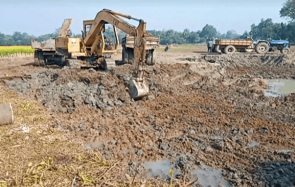 নওগাঁয় কমছে ফসলি জমি,দিদারছে চলছে পুকুর খনন