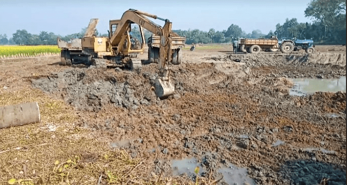 নওগাঁয় কমছে ফসলি জমি,দিদারছে চলছে পুকুর খনন