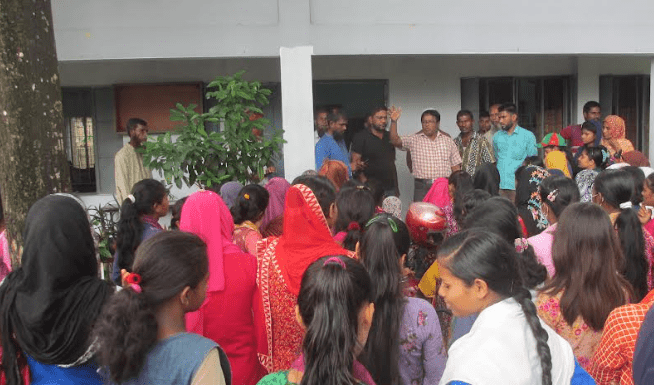 প্রধান শিক্ষকের প্রতি অভিভাবক সহ ছাত্রীদের দাবী- রাধানগর বালিকা উচ্চ বিদ্যালয়ের শিক্ষার পরিবেশ ফিরিয়ে আনুন