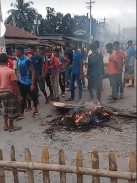 ট্রাকের চাপায় স্কুল ছাত্রের মৃত্যুতে সড়ক অবরোধ