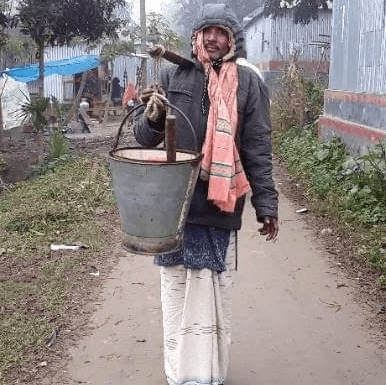 সিরাজগঞ্জে মৌচাক থেকে মধু সংগ্রহ করে সংসার চলে মুকুলের