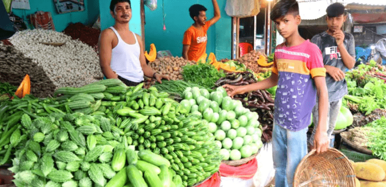 ফুলবাড়ীতে মুরগি ও সবজির দাম বেড়েছে