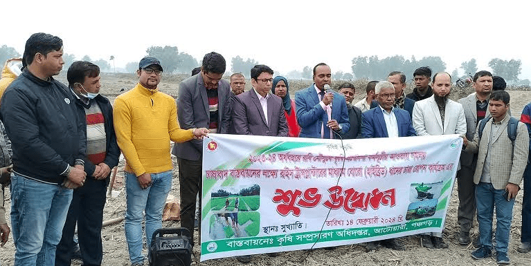 আটোয়ারীতে রাইস ট্রান্সপ্লান্টারের মাধ্যমে বোরো ধানের চারা রোপন কার্যক্রম শুভ উদ্বোধন