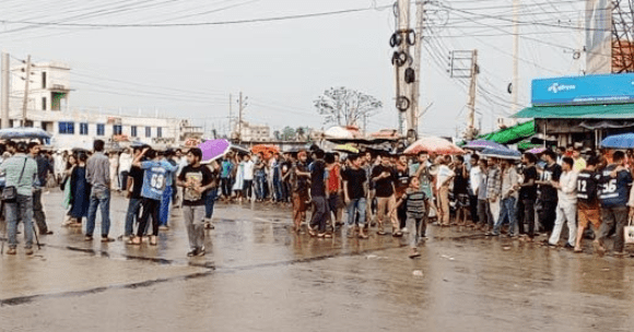 কোটা বাতিলের দাবিতে খুবি শিক্ষার্থীদের সড়ক অবরোধ